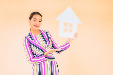 Ev ya da ev tabelası olan güzel bir Asyalı kadın portresi.