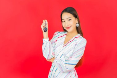 Çatal ve kaşıkla yemeye hazır güzel bir Asyalı kadın portresi.