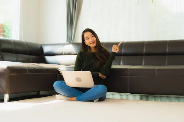 Portret Mooie Jonge Aziatische Vrouw Gebruik Laptop Computer Met Sofa — Stockfoto
