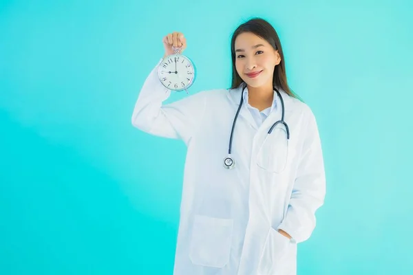 Porträtt Vacker Ung Asiatisk Läkare Kvinna Med Klocka Eller Larm — Stockfoto