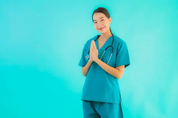 Retrato Hermosa Joven Asiática Médico Mujer Feliz Sonrisa Con Sawasdee — Foto de Stock