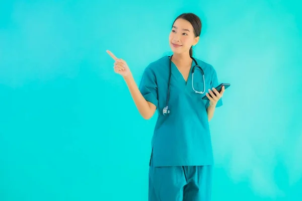 Porträtt Vackra Unga Asiatiska Läkare Kvinna Visa Smart Mobiltelefon Blå — Stockfoto