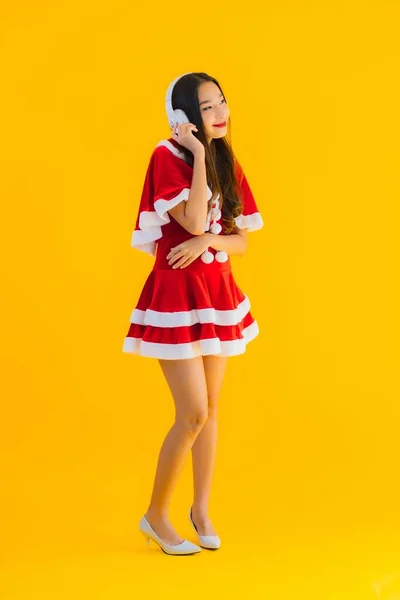 Portret Piękny Młody Azjatycki Odzież Bożego Narodzenia Kapelusz Słuchać Muzyki — Zdjęcie stockowe