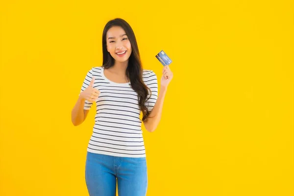 Портрет Красивая Молодая Азиатка Показать Кредитную Карту Покупок Интернете Желтом — стоковое фото