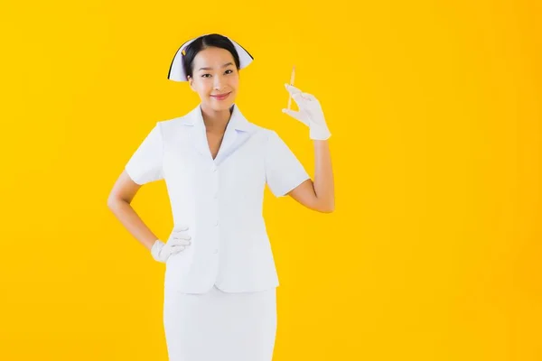 Retrato Hermosa Joven Asiática Mujer Tailandesa Enfermera Usar Guante Amarillo — Foto de Stock