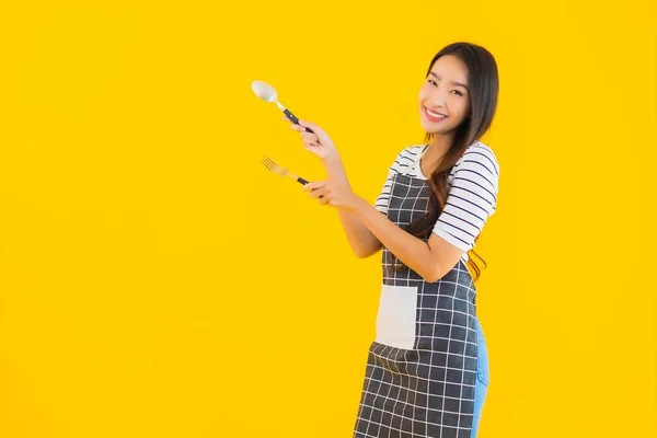 Retrato Hermosa Joven Mujer Asiática Usar Delantal Con Cuchara Tenedor —  Fotos de Stock