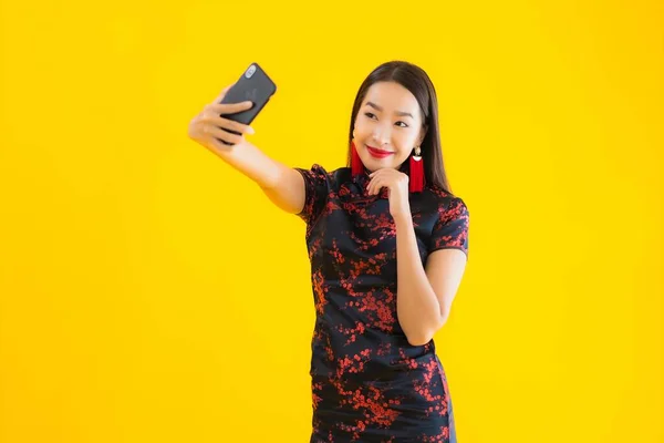 Porträtt Vackra Unga Asiatiska Kvinna Bära Kinesisk Klänning Använda Smart — Stockfoto