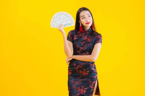 Porträt Schöne Junge Asiatische Frau Tragen Chinesisches Kleid Mit Viel — Stockfoto