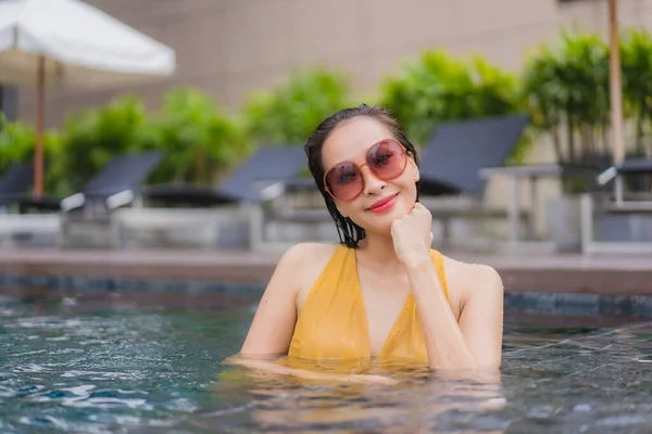 Retrato Hermosa Joven Mujer Asiática Relajarse Ocio Alrededor Piscina Complejo — Foto de Stock