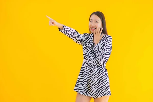 Portret Mooie Jonge Aziatische Vrouw Glimlach Blij Met Actie Geel — Stockfoto
