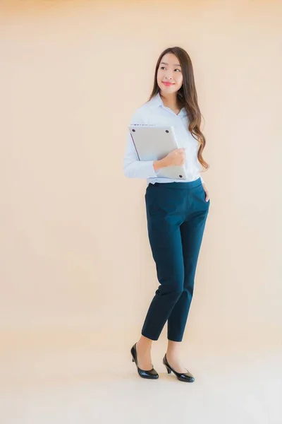 Retrato Bela Jovem Mulher Asiática Com Computador Portátil Para Trabalho — Fotografia de Stock