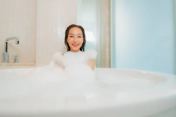 Retrato Bonito Jovem Asiático Mulher Relaxar Sorriso Banheira Banheiro Interior — Fotografia de Stock