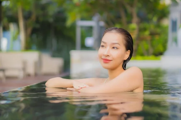 Retrato Bonito Jovem Asiático Mulher Relaxar Sorriso Redor Piscina Livre — Fotografia de Stock