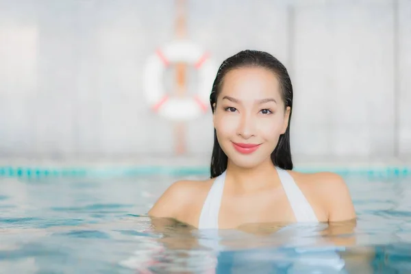 Portret Mooie Jonge Aziatische Vrouw Ontspannen Glimlach Rond Zwembad Hotel — Stockfoto