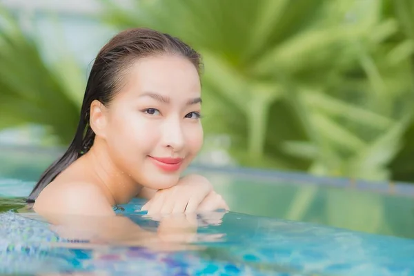 Retrato Bonito Jovem Asiático Mulher Relaxar Sorriso Lazer Redor Piscina — Fotografia de Stock