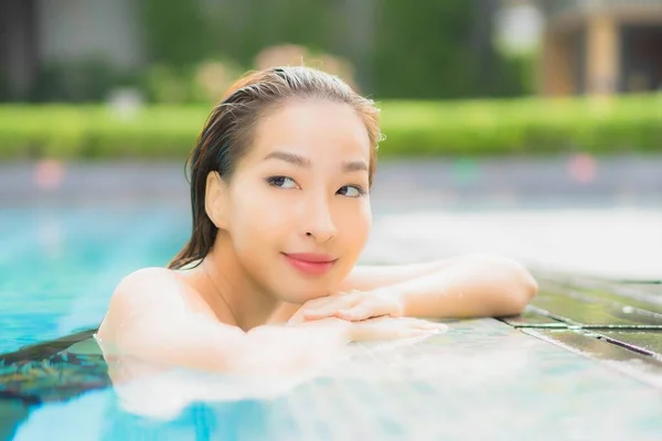 Retrato Bonito Jovem Asiático Mulher Relaxar Sorriso Redor Piscina Livre — Fotografia de Stock