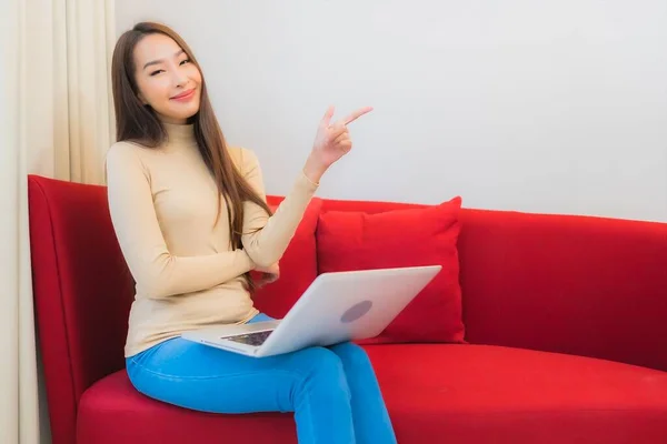 Portret Mooie Jonge Aziatische Vrouw Gebruik Computer Bank Woonkamer Interieur — Stockfoto