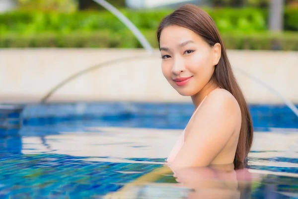 Portrait Belle Jeune Femme Asiatique Détendre Sourire Autour Piscine Extérieure — Photo