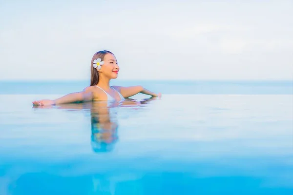 Retrato Bonito Jovem Asiático Mulher Relaxar Sorriso Redor Piscina Livre — Fotografia de Stock