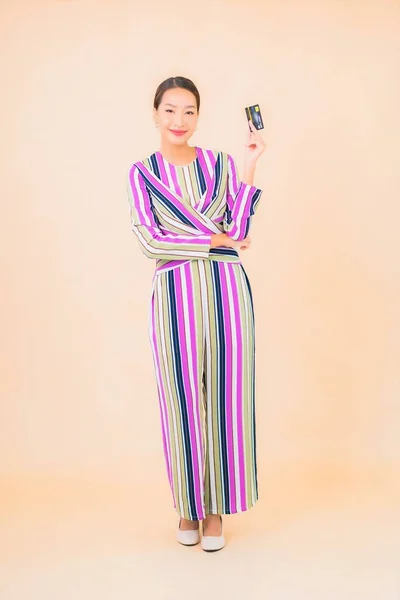 Retrato Hermosa Joven Asiática Mujer Con Teléfono Móvil Inteligente Tarjeta — Foto de Stock
