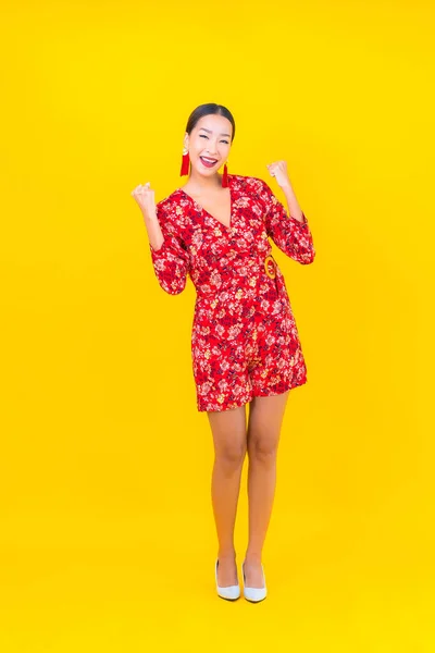 Portret Mooie Jonge Aziatische Vrouw Glimlach Actie Chinees Nieuwjaar Concept — Stockfoto