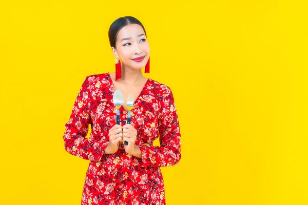 Porträt Schöne Junge Asiatische Frau Mit Löffel Und Gabel Auf — Stockfoto