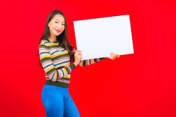 Ritratto Bella Giovane Donna Asiatica Con Cartellone Bianco Vuoto Sfondo — Foto Stock