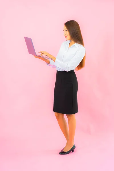 Retrato Bela Jovem Mulher Asiática Com Computador Laptop Cor Rosa — Fotografia de Stock