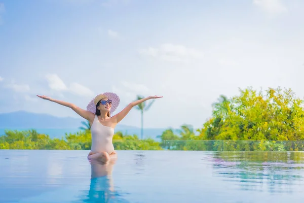 Portrait Belle Jeune Femme Asiatique Profiter Autour Piscine Extérieure Avec — Photo