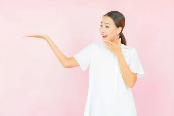 Portret Mooie Jonge Aziatische Vrouw Glimlach Met Veel Actie Roze — Stockfoto