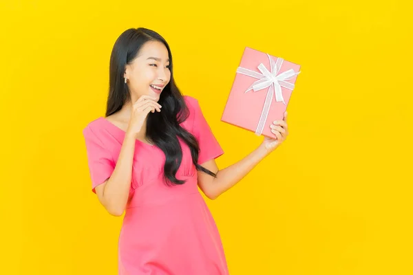 Portret Mooie Jonge Aziatische Vrouw Glimlach Met Rode Geschenkdoos Gele — Stockfoto