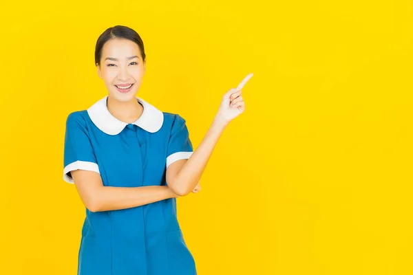 Retrato Bonito Jovem Asiático Mulher Empregada Doméstica Sorriso Com Ação — Fotografia de Stock