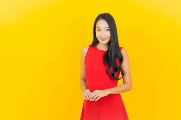 Retrato Bonito Jovem Asiático Mulher Desgaste Vermelho Vestido Sorriso Com — Fotografia de Stock