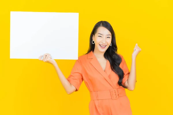 Retrato Hermosa Joven Asiática Mujer Sonrisa Con Vacío Cartelera Blanca —  Fotos de Stock