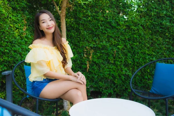 Jovem Asiático Mulher Feliz Sorriso Relaxar Sentar Cadeira Redor Livre — Fotografia de Stock