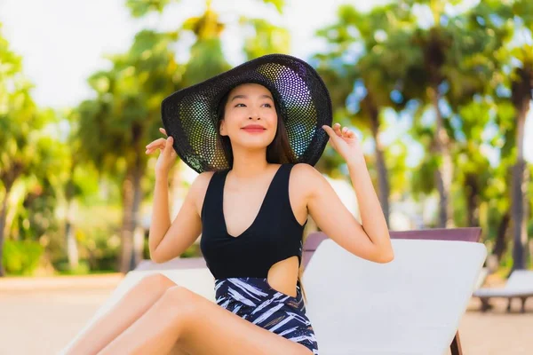 肖像画美しい若いアジアの女性は休日の休暇旅行のための海のビーチの海の周りの幸せな笑顔をリラックス — ストック写真