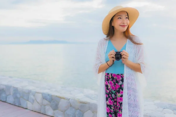 Retrato Bonito Jovem Asiático Mulheres Feliz Sorriso Relaxar Torno Mar — Fotografia de Stock