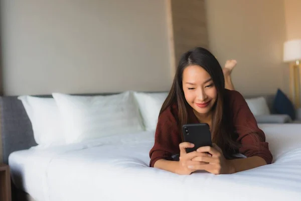 Porträt Schöne Junge Asiatische Frauen Mit Handy Auf Dem Bett — Stockfoto