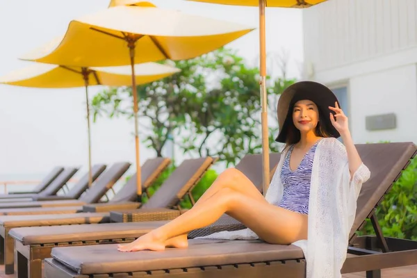 Portrait Jeune Femme Asiatique Sourire Heureux Détendre Autour Piscine Extérieure — Photo