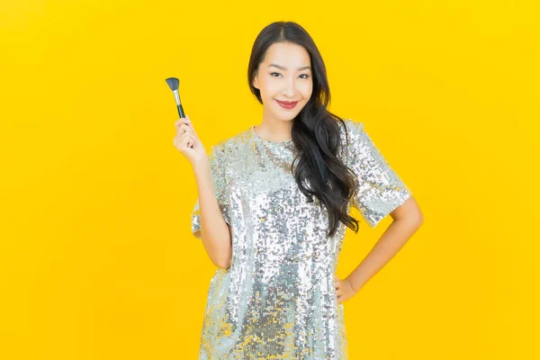 Retrato Hermosa Joven Asiática Mujer Con Maquillaje Cepillo Cosmético Color —  Fotos de Stock
