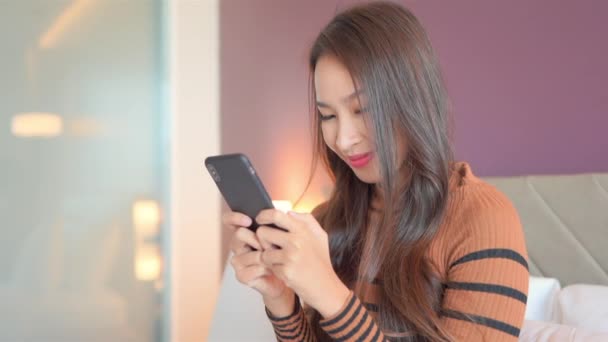 Metraje Hermosa Mujer Asiática Usando Teléfono Inteligente Casa — Vídeos de Stock