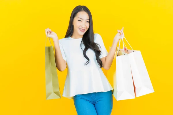아름다운 아시아 배경에 쇼핑백을 미소짓고 — 스톡 사진