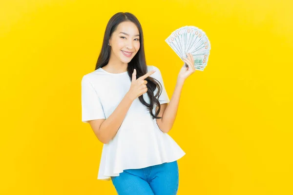 Retrato Hermosa Joven Asiática Mujer Sonrisa Con Montón Dinero Efectivo — Foto de Stock