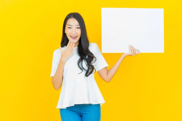 Portret Mooie Jonge Aziatische Vrouw Met Lege Witte Billboard Gele — Stockfoto