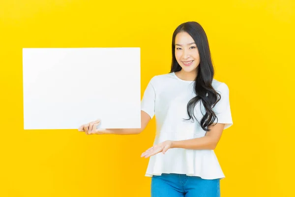 Retrato Hermosa Joven Mujer Asiática Con Cartelera Blanca Vacía Sobre — Foto de Stock