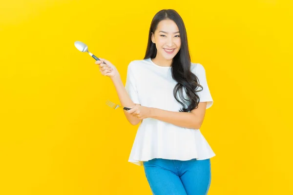 Retrato Hermosa Joven Mujer Asiática Sonrisa Con Cuchara Tenedor Sobre —  Fotos de Stock