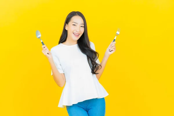 Retrato Hermosa Joven Mujer Asiática Sonrisa Con Cuchara Tenedor Sobre —  Fotos de Stock