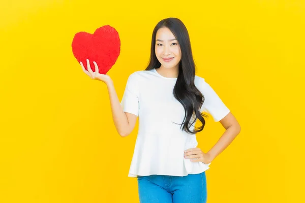 Retrato Bonito Jovem Asiático Mulher Sorriso Com Coração Travesseiro Forma — Fotografia de Stock