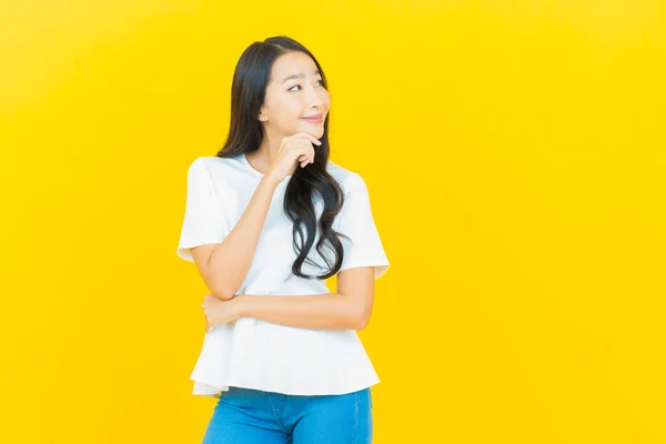 Retrato Bonito Jovem Asiático Mulher Sorriso Com Ação Cor Amarela — Fotografia de Stock