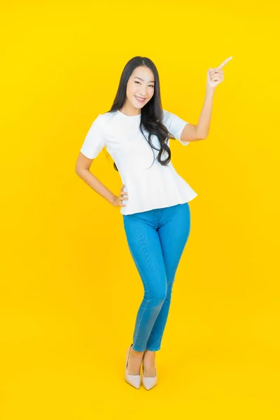 Portret Piękny Młody Azjatycki Kobieta Uśmiech Akcja Żółty Kolor Tło — Zdjęcie stockowe